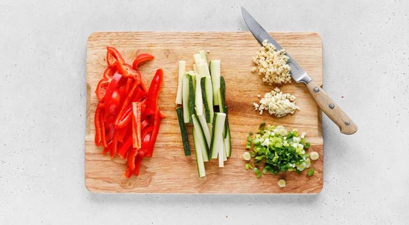 Гречневая лапша с курицей и овощами, пошаговый рецепт с фото на 501 ккал