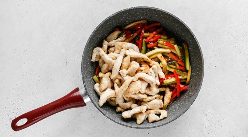 Гречневая лапша с курицей и овощами, пошаговый рецепт с фото на 501 ккал