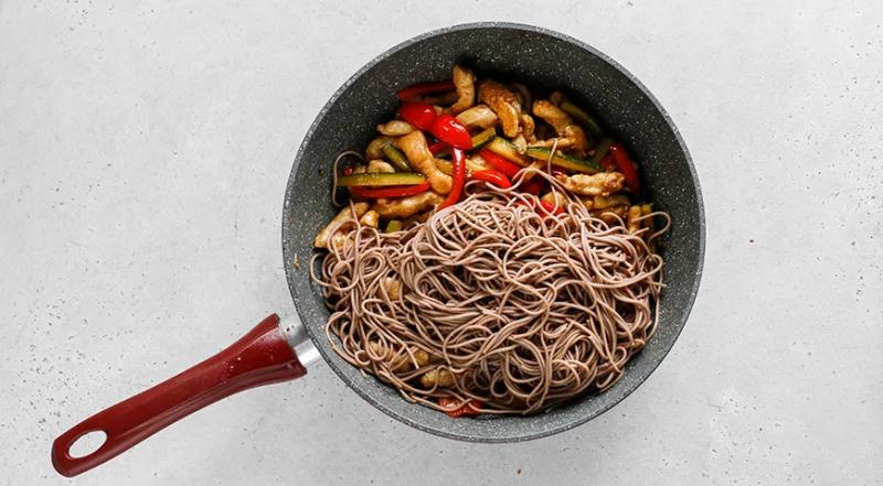 Гречневая лапша с курицей и овощами, пошаговый рецепт с фото на 501 ккал