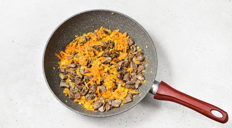 Гуляш из куриных сердечек, пошаговый рецепт с фото на 649 ккал