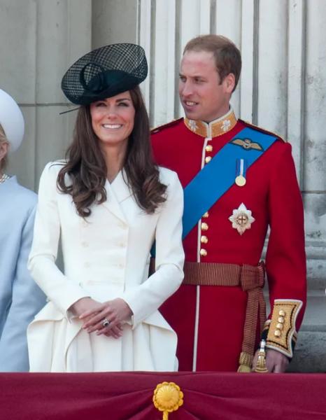 Как Кейт Миддлтон носит самый модный цвет 2026 года - &laquo;облачный танцор&raquo;