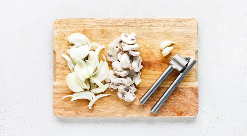 Куриные сердечки с грибами в сметане, пошаговый рецепт с фото на 371 ккал