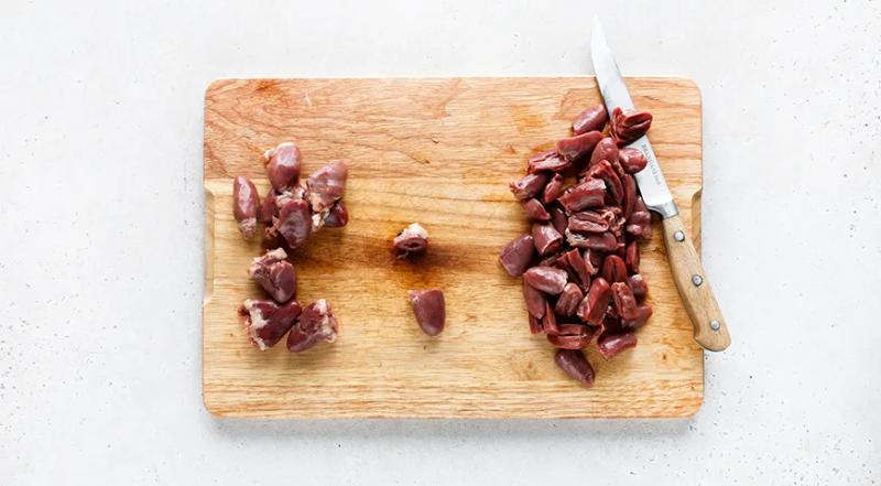 Куриные сердечки с грибами в сметане, пошаговый рецепт с фото на 371 ккал