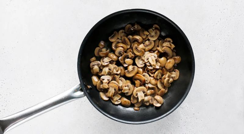 Куриные сердечки с грибами в сметане, пошаговый рецепт с фото на 371 ккал