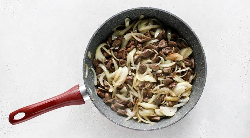 Куриные сердечки с грибами в сметане, пошаговый рецепт с фото на 371 ккал