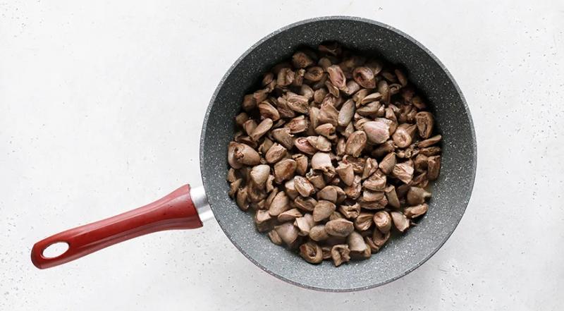 Куриные сердечки с грибами в сметане, пошаговый рецепт с фото на 371 ккал