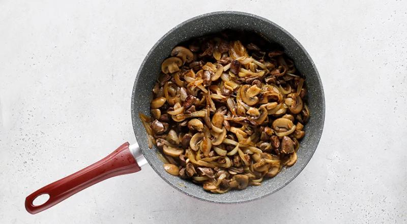 Куриные сердечки с грибами в сметане, пошаговый рецепт с фото на 371 ккал