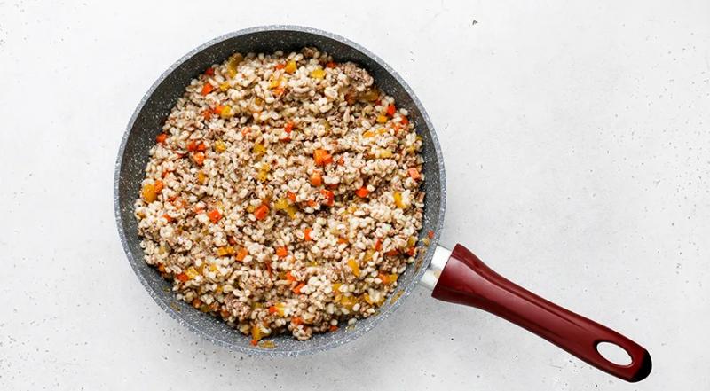 Перловка с фаршем и овощами, пошаговый рецепт с фото на 695 ккал