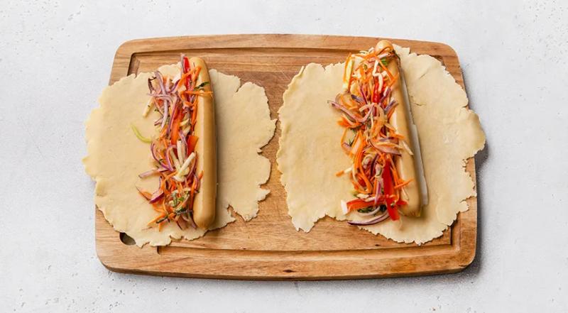 Сосиски в тесте, с овощами и сыром, пошаговый рецепт с фото на 433 ккал