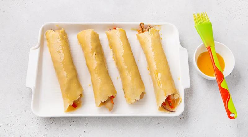 Сосиски в тесте, с овощами и сыром, пошаговый рецепт с фото на 433 ккал