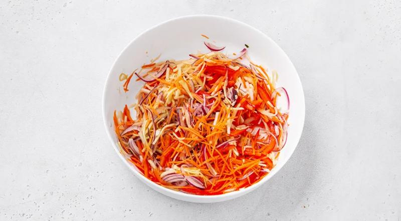 Сосиски в тесте, с овощами и сыром, пошаговый рецепт с фото на 433 ккал