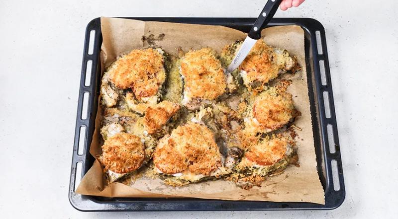 Стейк зубатки, запеченный с сыром и помидорами в духовке, пошаговый рецепт с фото на 533 ккал