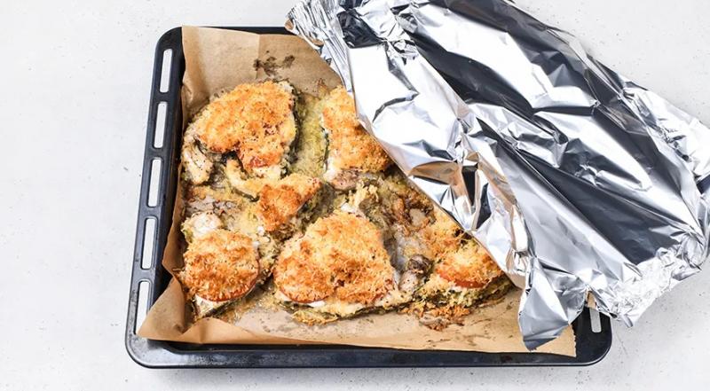 Стейк зубатки, запеченный с сыром и помидорами в духовке, пошаговый рецепт с фото на 533 ккал