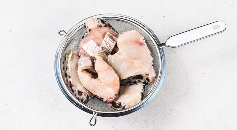 Стейк зубатки, запеченный с сыром и помидорами в духовке, пошаговый рецепт с фото на 533 ккал