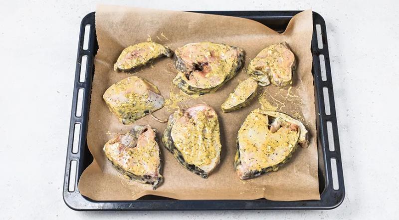 Стейк зубатки, запеченный с сыром и помидорами в духовке, пошаговый рецепт с фото на 533 ккал