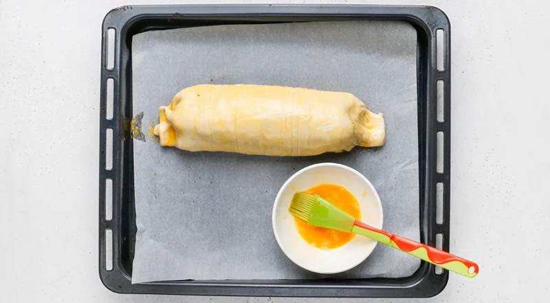 Свинина, запеченная в слоеном тесте, пошаговый рецепт с фото на 570 ккал