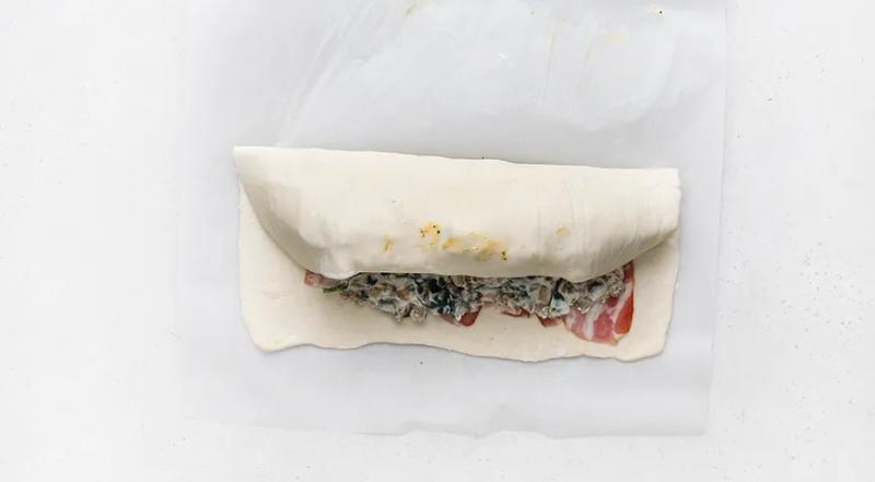 Свинина, запеченная в слоеном тесте, пошаговый рецепт с фото на 570 ккал