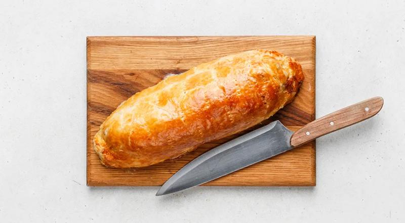 Свинина, запеченная в слоеном тесте, пошаговый рецепт с фото на 570 ккал