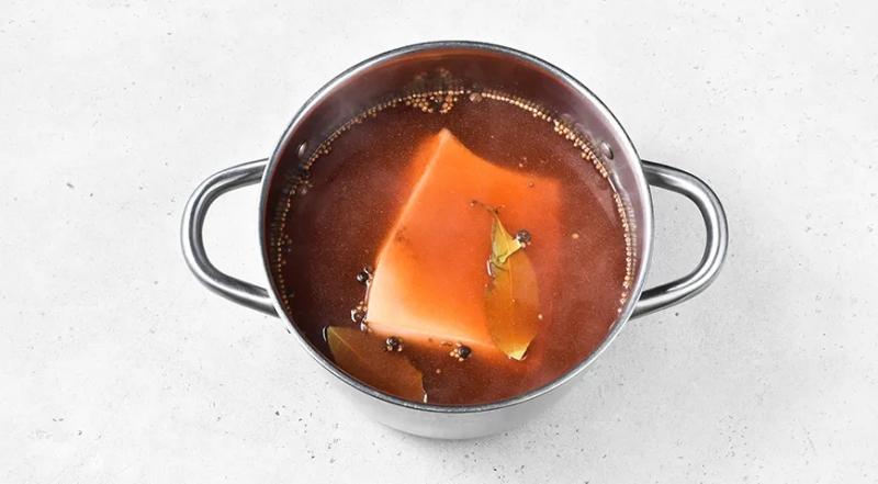 Свиные щечки в луковой шелухе, пошаговый рецепт с фото на 438 ккал