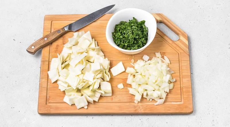 Тушеная капуста с картошкой и сосисками, пошаговый рецепт с фото на 650 ккал