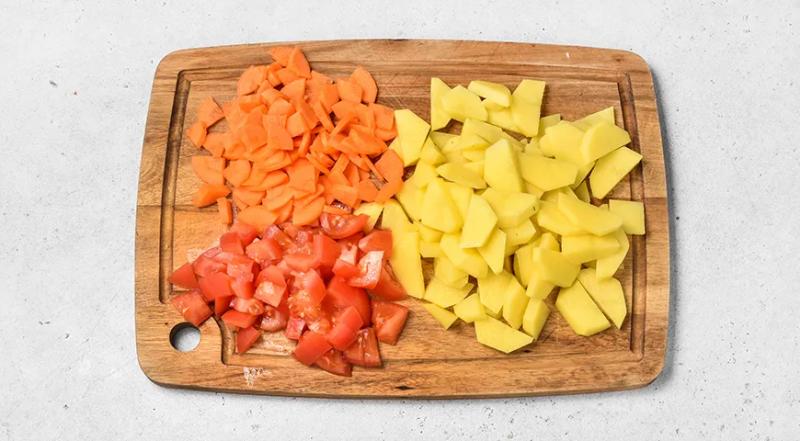 Тушеная капуста с картошкой и сосисками, пошаговый рецепт с фото на 650 ккал