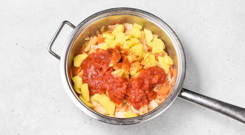 Тушеная капуста с картошкой и сосисками, пошаговый рецепт с фото на 650 ккал