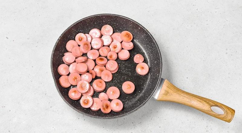 Тушеная капуста с картошкой и сосисками, пошаговый рецепт с фото на 650 ккал