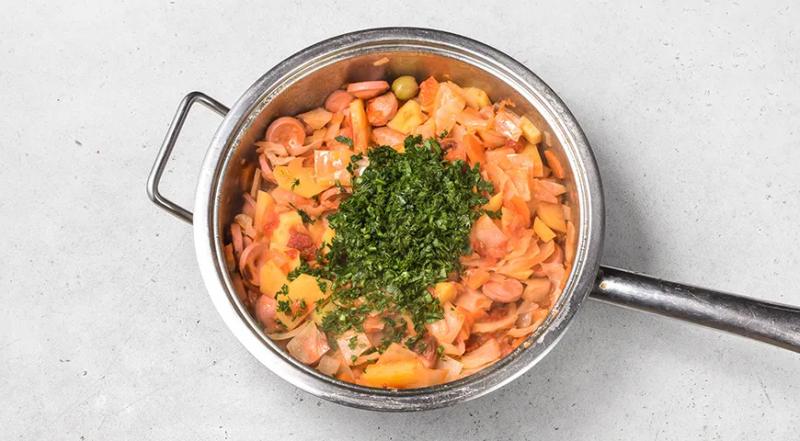Тушеная капуста с картошкой и сосисками, пошаговый рецепт с фото на 650 ккал