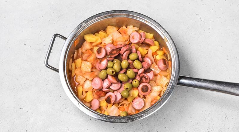 Тушеная капуста с картошкой и сосисками, пошаговый рецепт с фото на 650 ккал