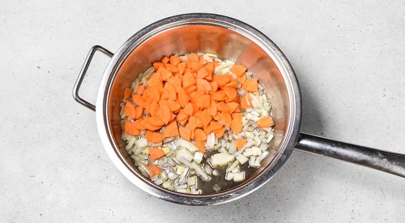 Тушеная капуста с картошкой и сосисками, пошаговый рецепт с фото на 650 ккал