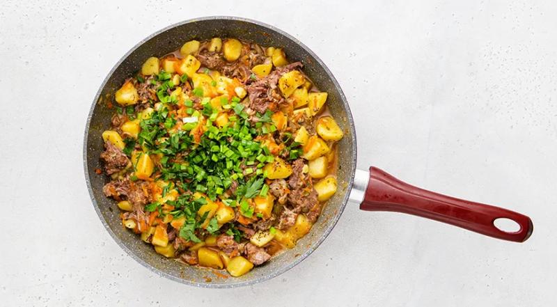 Тушеная картошка с тушенкой, пошаговый рецепт с фото на 557 ккал