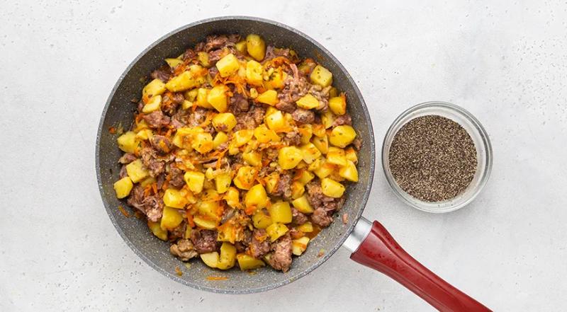 Тушеная картошка с тушенкой, пошаговый рецепт с фото на 557 ккал
