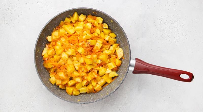 Тушеная картошка с тушенкой, пошаговый рецепт с фото на 557 ккал