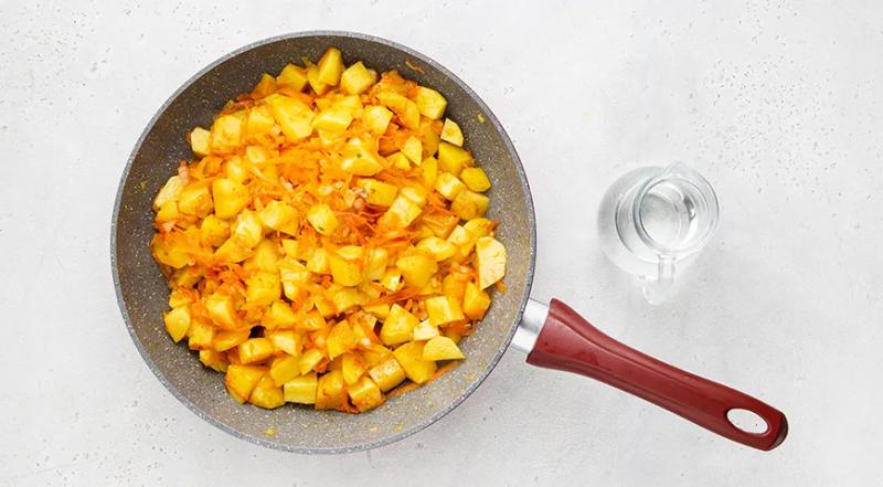 Тушеная картошка с тушенкой, пошаговый рецепт с фото на 557 ккал