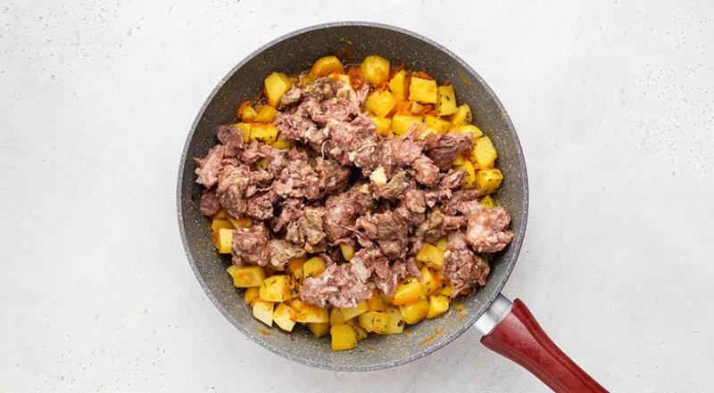 Тушеная картошка с тушенкой, пошаговый рецепт с фото на 557 ккал