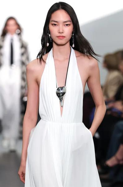 В 2026 году мы будем носить это необычное украшение: топ-5 трендов прямиком с подиума