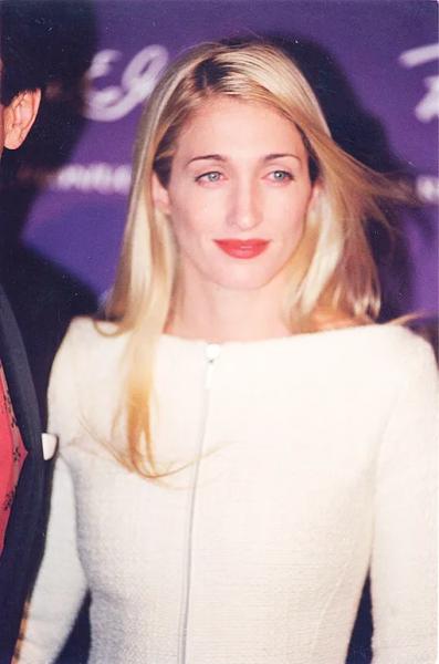 В стиле снежной королевы: как Гвинет Пэлтроу повторила культовый образ Кэролин Бессет-Кеннеди