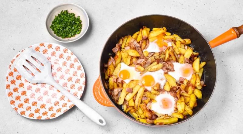 Жареная картошка с беконом и яйцом, пошаговый рецепт с фото на 539 ккал