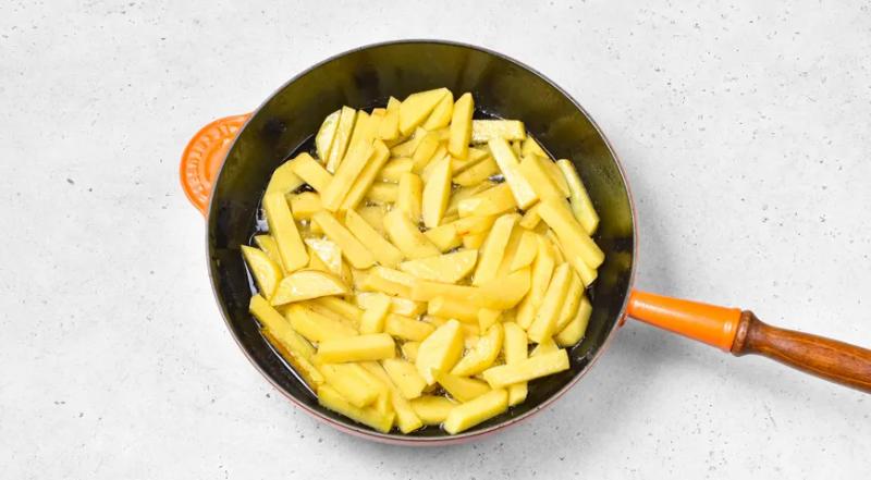 Жареная картошка с беконом и яйцом, пошаговый рецепт с фото на 539 ккал