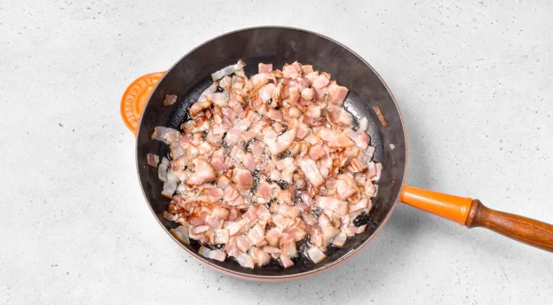 Жареная картошка с беконом и яйцом, пошаговый рецепт с фото на 539 ккал