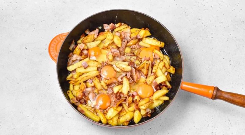 Жареная картошка с беконом и яйцом, пошаговый рецепт с фото на 539 ккал