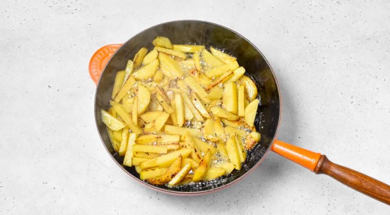 Жареная картошка с беконом и яйцом, пошаговый рецепт с фото на 539 ккал