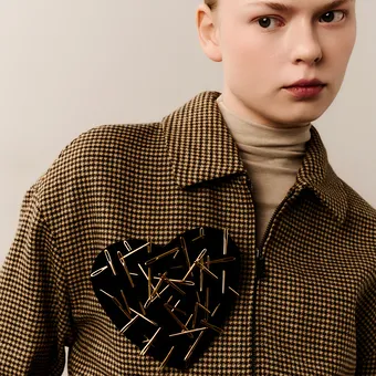 15 эффектных брошей, чтобы освежить базовые образы