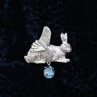 15 эффектных брошей, чтобы освежить базовые образы