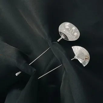 15 эффектных брошей, чтобы освежить базовые образы