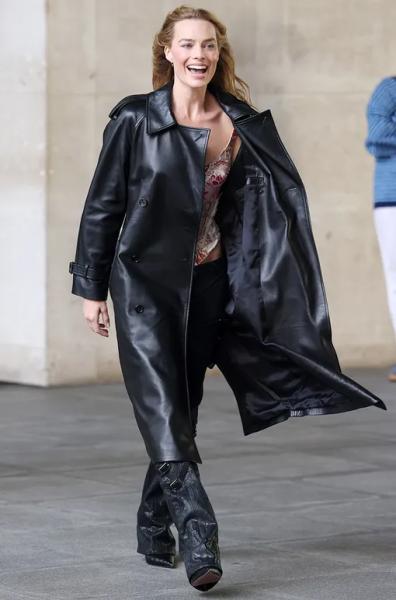 Байкерская романтика: на 14 февраля собираем образ, как у Марго Робби