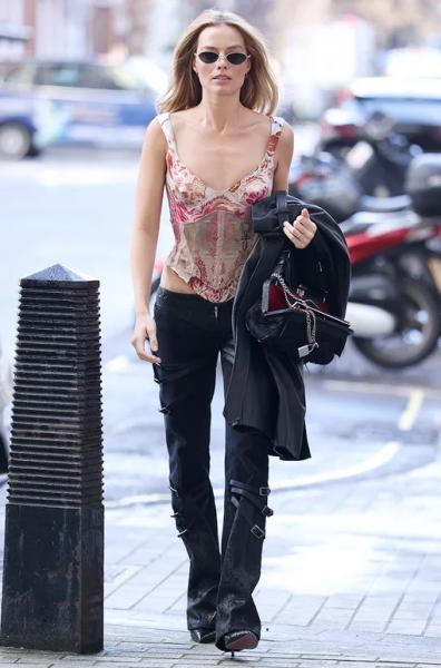 Байкерская романтика: на 14 февраля собираем образ, как у Марго Робби