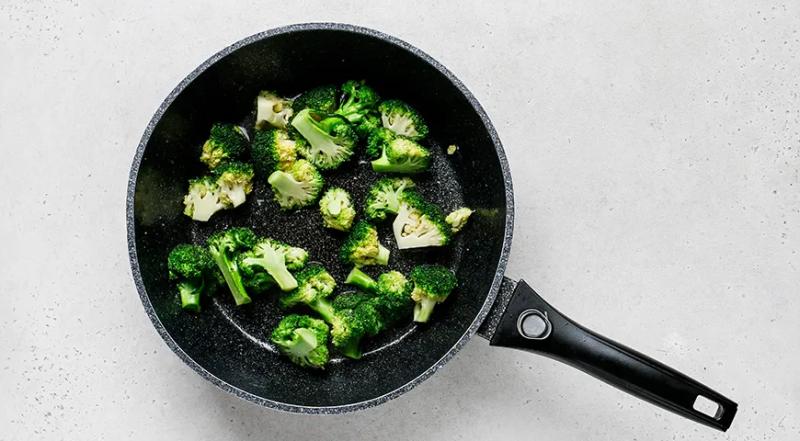 Брокколи со сметаной на сковороде, пошаговый рецепт с фото на 253 ккал