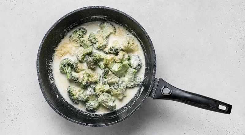 Брокколи со сметаной на сковороде, пошаговый рецепт с фото на 253 ккал