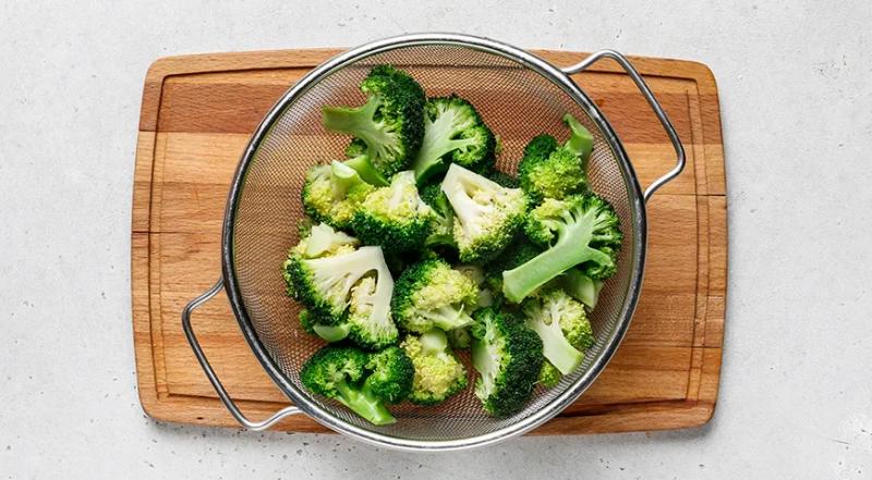 Брокколи со сметаной на сковороде, пошаговый рецепт с фото на 253 ккал